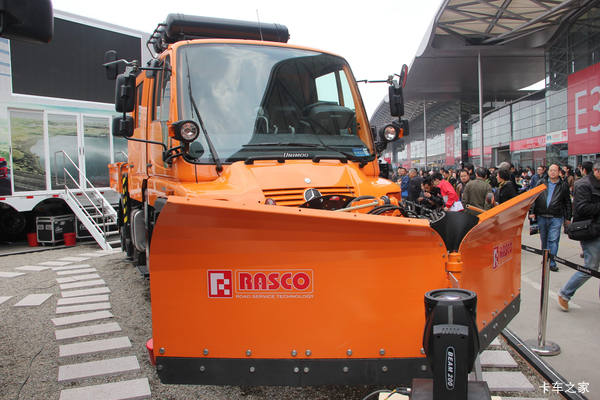 奔驰 Unimog系列 230马力 4X4公铁两用作业车(型号U400)