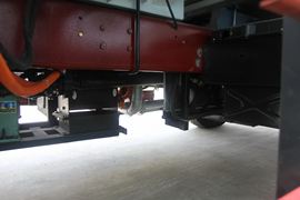 王牌7系&nbsp;洒水车/喷洒车底盘图片