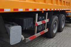 陕汽 德龙F3000重卡 336马力 8X4 7.6米自卸车(SX3317DR386)