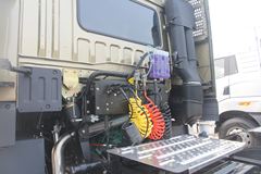 青岛解放 悍V重卡 330马力 6X2牵引车(CA4227P1K15T3E4A80)