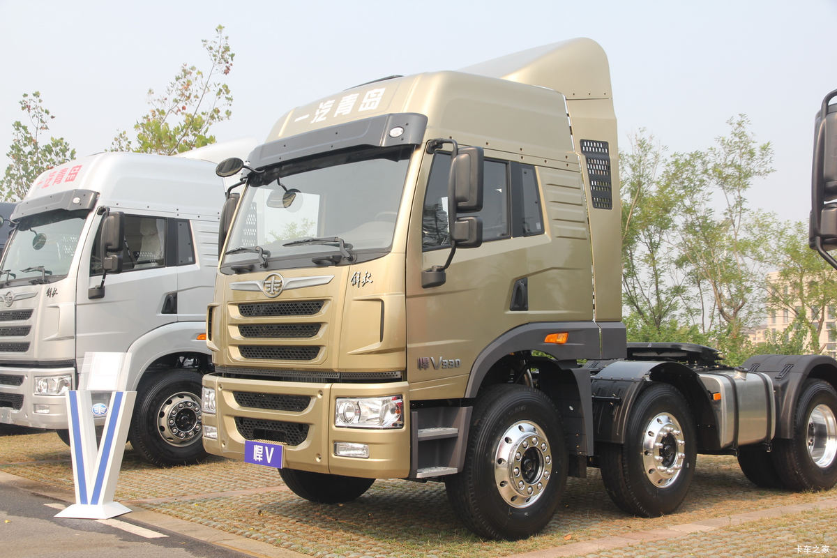 青岛解放 悍V重卡 330马力 6X2牵引车