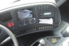 东风商用车 天龙重卡 260马力 8X2 9.4米仓栅式载货车(DFL5311CCQA8)