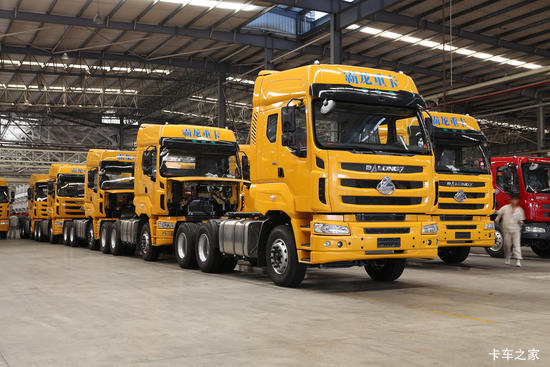 �������� ��������˹M7C�ؿ� 380���� 6X4 ǣ����(��ɫ)