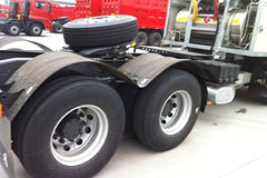 东风商用车 天龙 385马力 6X4 LNG牵引车 (DFL4251AX12A)