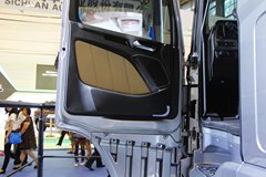 四川现代 创虎XCIENTP520重卡 520马力 6X4 AMT自动挡牵引车(CHM4251KPQ49M)