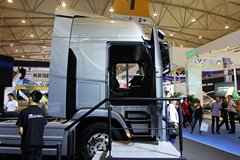 四川现代 创虎XCIENTP520重卡 520马力 6X4 AMT自动挡牵引车(CHM4251KPQ49M)