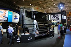 四川现代 创虎XCIENTP520重卡 520马力 6X4 AMT自动挡牵引车(CHM4251KPQ49M)