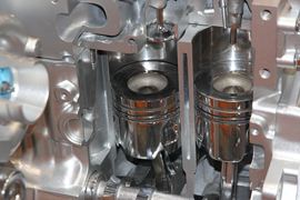 五十铃493系列&nbsp;发动机外观                                                图片