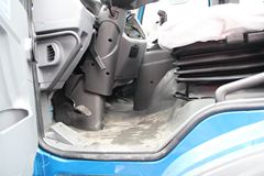 青岛解放 龙V中卡 160马力 4X2 7.6米厢式载货车(CA5168XXYYPK2L2E4A80-3)