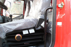 一汽解放 J6L中卡 140马力 4X2 6.8米仓栅式载货车(CA5160CCYP62K1L3E4)
