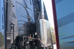 沃尔沃 新FH16重卡 600马力 6X4 牵引车(澳大利亚版三节全挂车)