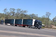 沃尔沃 新FH16重卡 600马力 6X4 牵引车(澳大利亚版三节全挂车)