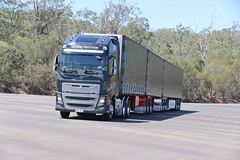 沃尔沃 新FH16重卡 600马力 6X4 牵引车(澳大利亚版三节全挂车)