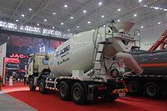 一汽解放 J6P 379马力 8X4 混凝土搅拌车(CA5310GJBP66K24T4E4)