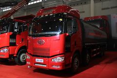 一汽解放 J6M 324马力 8X4 易燃液体罐式运输车(程力威牌)(CLW5311GRYC4)