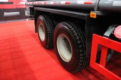 一汽解放 J6M 324马力 8X4 易燃液体罐式运输车(程力威牌)(CLW5311GRYC4)