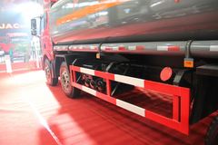 一汽解放 J6M 324马力 8X4 易燃液体罐式运输车(程力威牌)(CLW5311GRYC4)