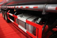 一汽解放 J6M 324马力 8X4 易燃液体罐式运输车(程力威牌)(CLW5311GRYC4)