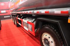 一汽解放 J6M 324马力 8X4 易燃液体罐式运输车(程力威牌)(CLW5311GRYC4)