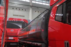 一汽解放 J6M 324马力 8X4 易燃液体罐式运输车(程力威牌)(CLW5311GRYC4)