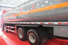 一汽解放 J6M 324马力 8X4 易燃液体罐式运输车(程力威牌)(CLW5311GRYC4)