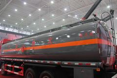 一汽解放 J6M 324马力 8X4 易燃液体罐式运输车(程力威牌)(CLW5311GRYC4)