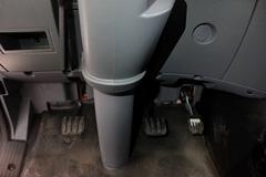 上汽红岩 杰狮重卡 350马力 6X4 LNG牵引车(CQ4256HTG384T)