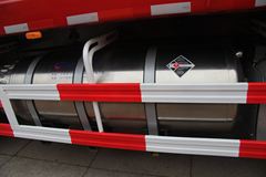 中国重汽 HOKA H7系重卡 380马力 8X4 8.3米LNG自卸车(ZZ3313N4661E1L)