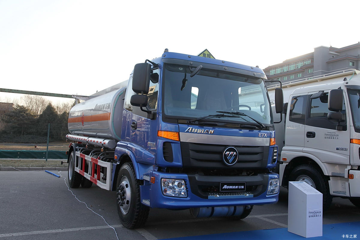 福田 欧曼EXT 3系 210马力 4X2 油罐车底盘