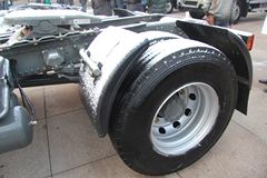 中国重汽 豪瀚J5G重卡 340马力 6X2牵引车(ZZ4255N27C3D1W)