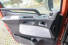 联合卡车U400 400马力 6X4 化工液体运输车(中集牌)(SDY9401GDYT)