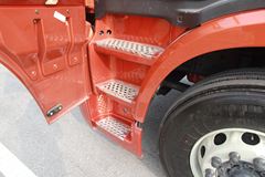 联合卡车U400 400马力 6X4 化工液体运输车(中集牌)(SDY9401GDYT)