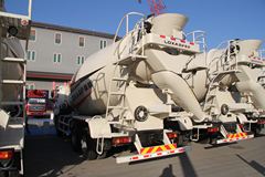 雷萨 L8系列 340马力 6X4 混凝土搅拌车
