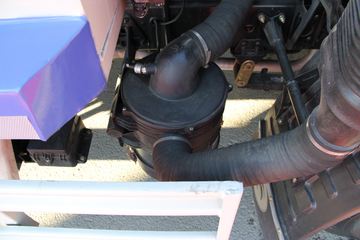 领航H&nbsp;垃圾运输车底盘图片