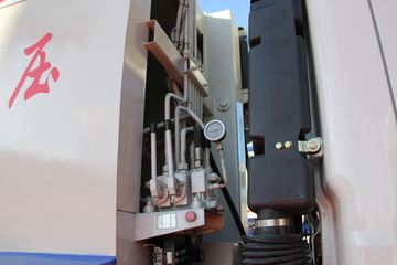 领航H&nbsp;垃圾运输车底盘图片