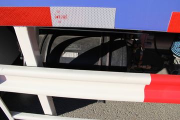 领航H&nbsp;垃圾运输车底盘图片