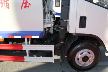 领航H&nbsp;垃圾运输车底盘图片