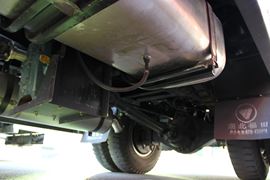 福田欧曼底盘&nbsp;清洗车底盘图片