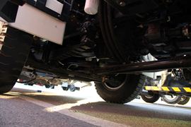 福田欧曼底盘&nbsp;清洗车底盘图片