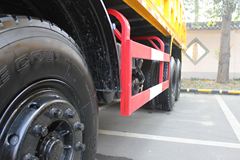 红岩 新金刚重卡 340马力 6X4 5.6米自卸车(CQ3254HTG384A)
