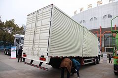 东风柳汽 乘龙M5重卡 245马力 6X2 9.6米排半厢式载货车(LZ5250XXYM5CA)