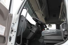 东风柳汽 乘龙M5重卡 245马力 6X2 9.6米排半厢式载货车(LZ5250XXYM5CA)