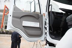东风柳汽 乘龙M5重卡 245马力 6X2 9.6米排半厢式载货车(LZ5250XXYM5CA)