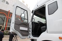 东风柳汽 乘龙M5重卡 245马力 6X2 9.6米排半厢式载货车(LZ5250XXYM5CA)
