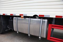 东风柳汽 乘龙M5重卡 245马力 6X2 9.6米排半厢式载货车(LZ5250XXYM5CA)