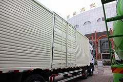 东风柳汽 乘龙M5重卡 245马力 6X2 9.6米排半厢式载货车(LZ5250XXYM5CA)