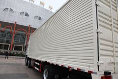 东风柳汽 乘龙M5重卡 245马力 6X2 9.6米排半厢式载货车(LZ5250XXYM5CA)
