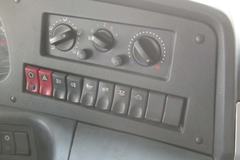 陕汽商用车 轩德中卡 240马力 6X2 仓栅式载货车(SX5250GP3)