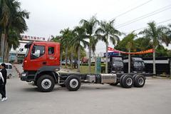 东风柳汽 乘龙M5重卡 320马力 8X4 9.6米排半栏板载货车底盘(LZ1240M5FAT)