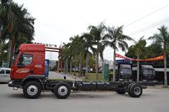 东风柳汽 乘龙M3中卡 220马力 6X2排半载货车底盘